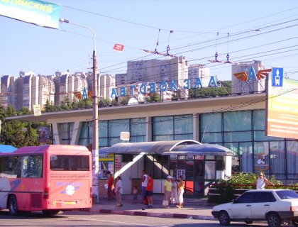 Крымско-татарские рейдеры настаивают на переносе алуштинского автовокзала, устраивая на его территории перезахоронения