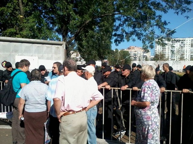 Березняки в огне: рейдерский захват продолжается. "Титушки" напали на защитников сквера