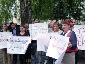 У Донецьку жителі багатоповерхівки протестували проти рейдерського захоплення підвалу їхнього будинку
