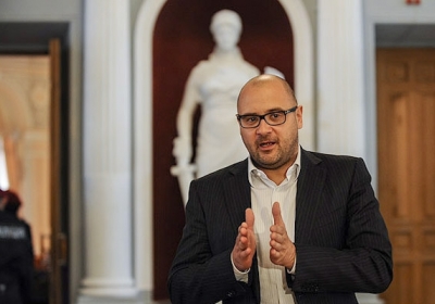 Дмитрий Святаш. Портрет жулика в интерьере