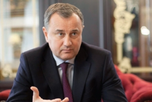 Поки йшла революція Домбровський відсижувався в Арабських Еміратах та у Франції, молоді хлопці і дівчата віддавали свої життя