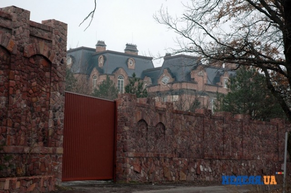 Крепость губернатора Киевщины Шандры ограждена валом и 5-метровой стеной