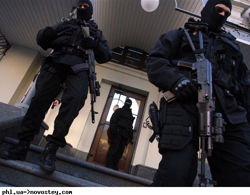 Міліція краде в українців коштовності і гроші під час обшуків