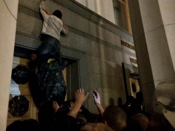 Толкотня у Верховной Рады - провокация, спецоперация, или глупость руководства «Правого сектора»?