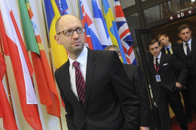 Яценюк за прошлый год заработал 1,9 млн грн