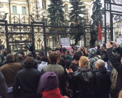 Активисты "Правого сектора" начали штурм здания Верховного суда Украины