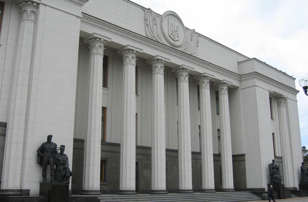 Не хлебом единым. Депутатам красиво жить не запретишь