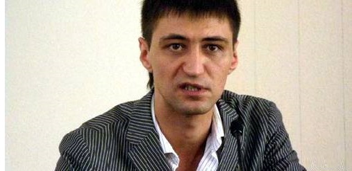 В Луганске из автоматов Калашникова обстреляли дом Романа Ландика