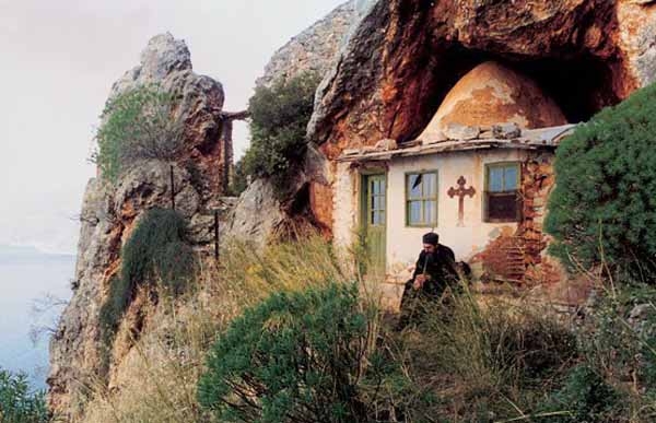 Янукович замаливает грехи на Афоне