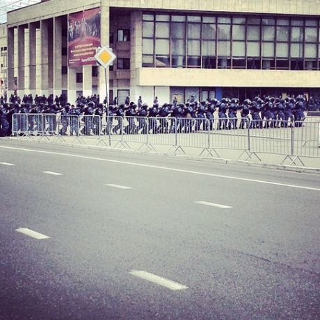 В центр Симферополя согнали автозаки и ОМОН, движение перекрыто