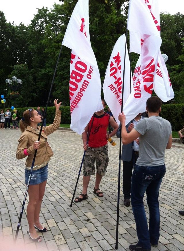 Студенты Порошенко пришли на траурный митинг со своими флагами