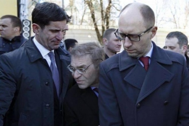 Пашинский положил глаз на две элитные иномарки, купленные за счет бюджета