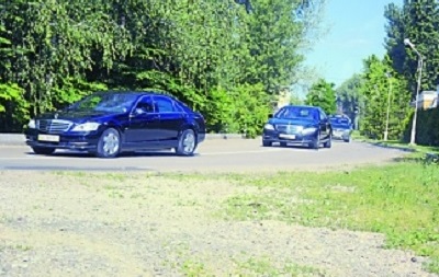 Порошенко ездит на работу с кортежем из шести машин