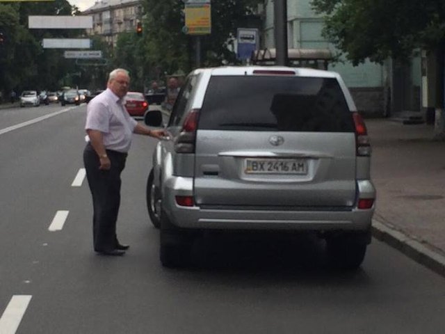 Рецидивіст Проценко Валерій Миколайович порушив ПДР і розмахував «ксівою» біля Верховної Ради