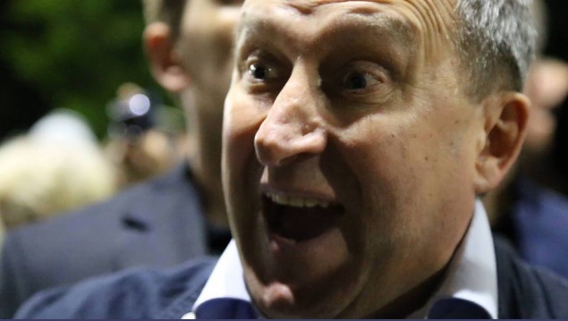 Министр иностранных дел Украины спел песенку про Путина под посольством РФ