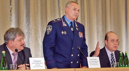 Ефремовская челядь сбегает в оккупированный Крым