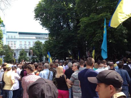 Біля стін АП - мітинг. Вимагають від Порошенка скасувати перемир’я