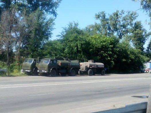 В Полтаві військові – мародери зливають солярку місцевим баригам