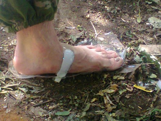 Украинские военные делают себе тапочки из пластиковых бутылок