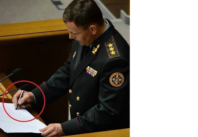 Гелетей «підписував» присягу закритою ручкою.