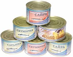 На столичному ринку пʼяні екс-майданівці збували гуманітарну тушонку для солдат