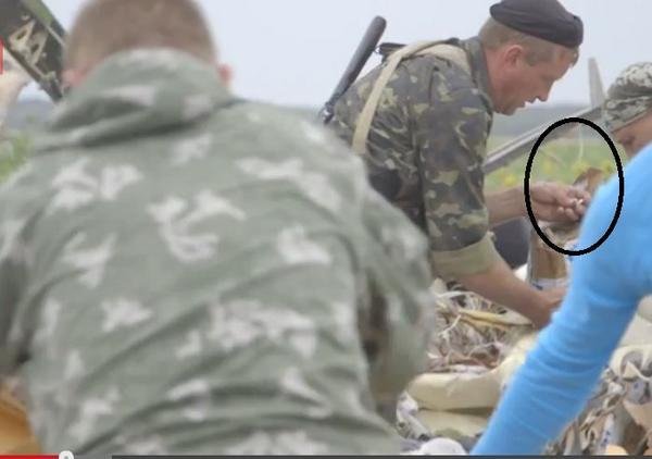 Российский террорист ворует кольцо с пальца жертвы «Боинга». ФОТОФАКТ