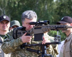 Порошенко ввел военный налог на Украине