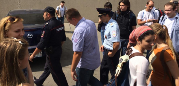 Поездка активистов к дачам чиновников закончилась задержаниями и побоями. Видео