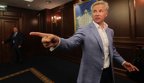 В Киеве человек президента выкинул жителей общежития на улицу (ВИДЕО)