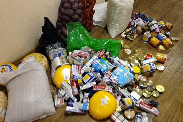 Жители Донецка мародерствуют в разбомбленном рынке. ВИДЕО