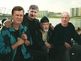 Банда Януковича продовжує грабувати Україну