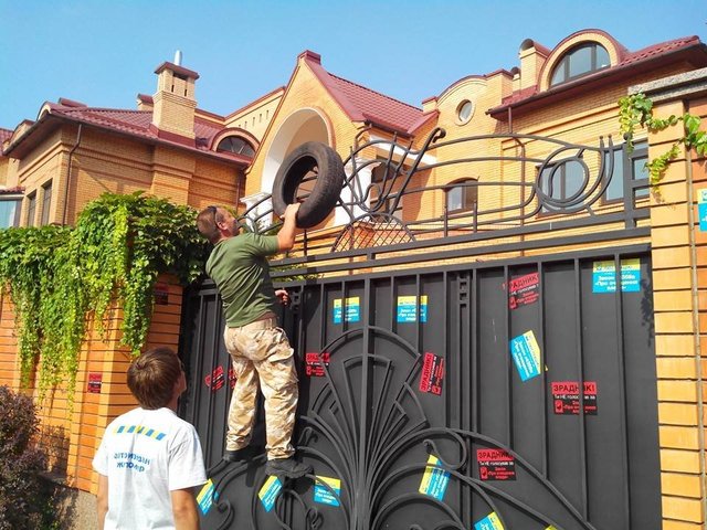 Автомайдан приїхав до секретного будинку Ківалова. ФОТО