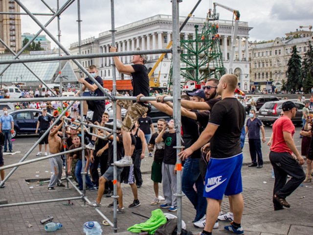 На Майдані знову бійки: молодики спортивної зовнішності розібрали сцену і намети SpilnoTV