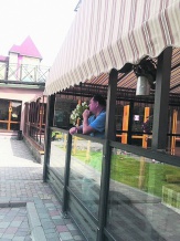 Петр Мельник отдыхает от судебных дел в Буковеле с двумя женщинами