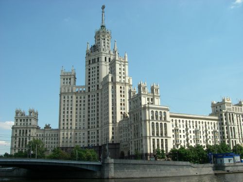 Флаг на московской высотке повесил украинец