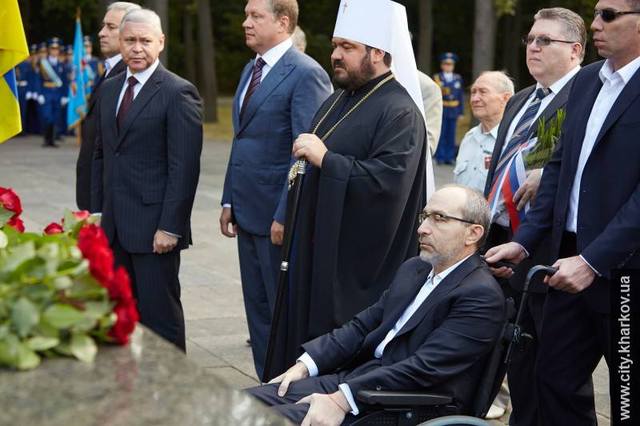 Кернес вышел с триколором в День украинского флага