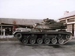 Танкист Мартынюк совершивший подвиг, после боя обхватил руками танк и заплакал