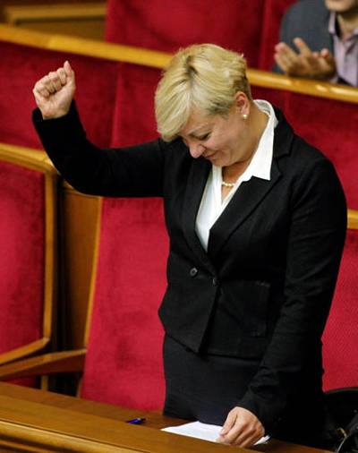 Больная Гонтарева решила загнать гривну в коридор