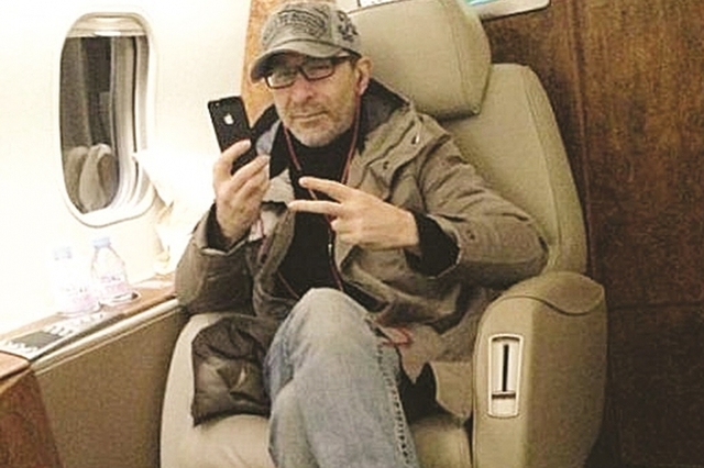 Для Кернеса самолет украшают цветами и подают в салон свежие ягоды