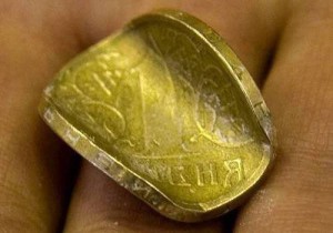 Курс снова перевалил за 14 грн/долл. Почему падает гривна?