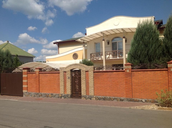 Життя вінницького чиновника: маєток за сотні тисяч доларів і смітник на замку