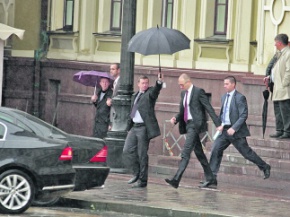 У Арсения Яценюка шесть машин и с десяток телохранителей