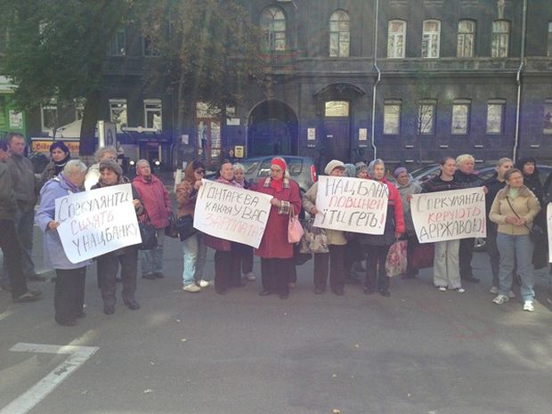 Из-за растущего курса доллара под Нацбанком Украины гневно митинговала акция протеста – здание закидали яйцами