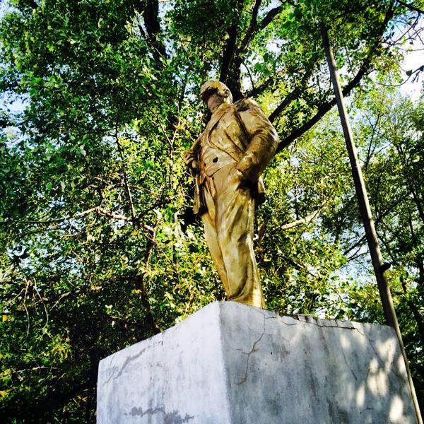 В Дебальцево сепаратисты "Градом" снесли голову Ленину