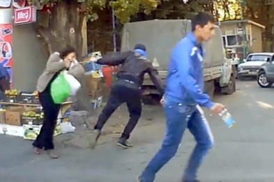 Гоп-стоп: Как в Одессе срывают с женщин золотые украшения (ВИДЕО)