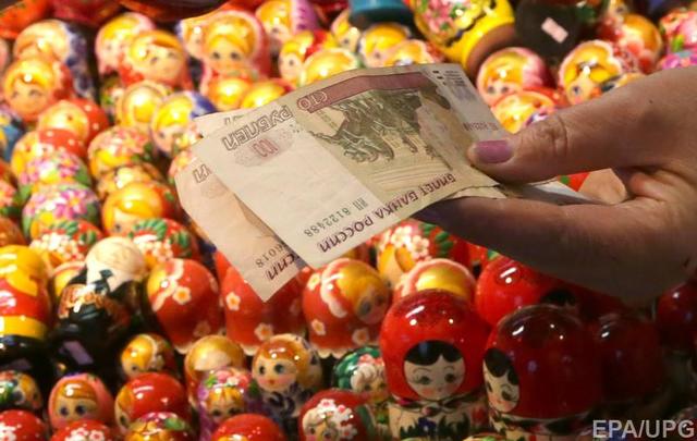 Рубль продолжает падать. Россия тратит миллиарды долларов на его поддержку