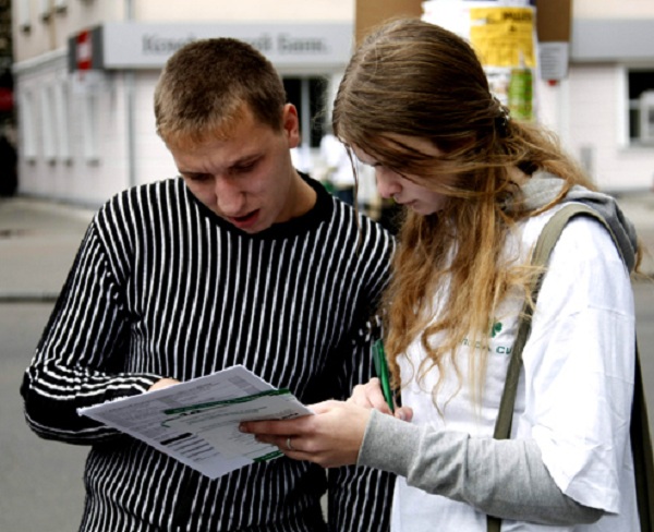 Россияне уверены, что за границей их видят «богатыми» и «высокодуховными» — опрос