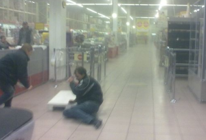 В донецкий супермаркет попали снаряды, есть жертвы – очевидцы (ФОТО, ВИДЕО)