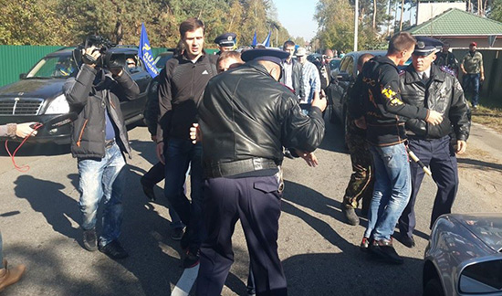 Инспекторы ГАИ КОБРА не пускают активистов Автомайдана к дому Порошенко