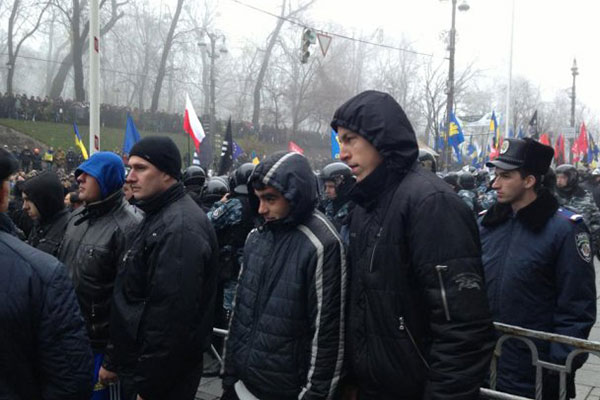 На Житомирщине "титушки" атаковали Автомайдан и разбили две машины